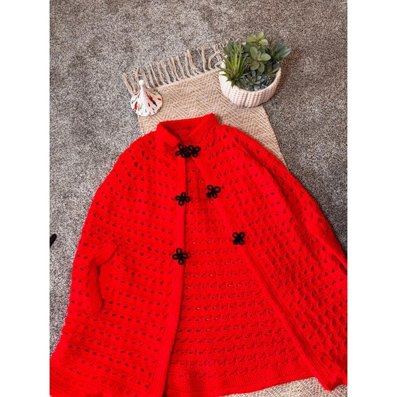 Vintage Handmade Red Crochet Cape Broomstick Lace Frog Closure Poncho Wrap - Picture 3 of 3